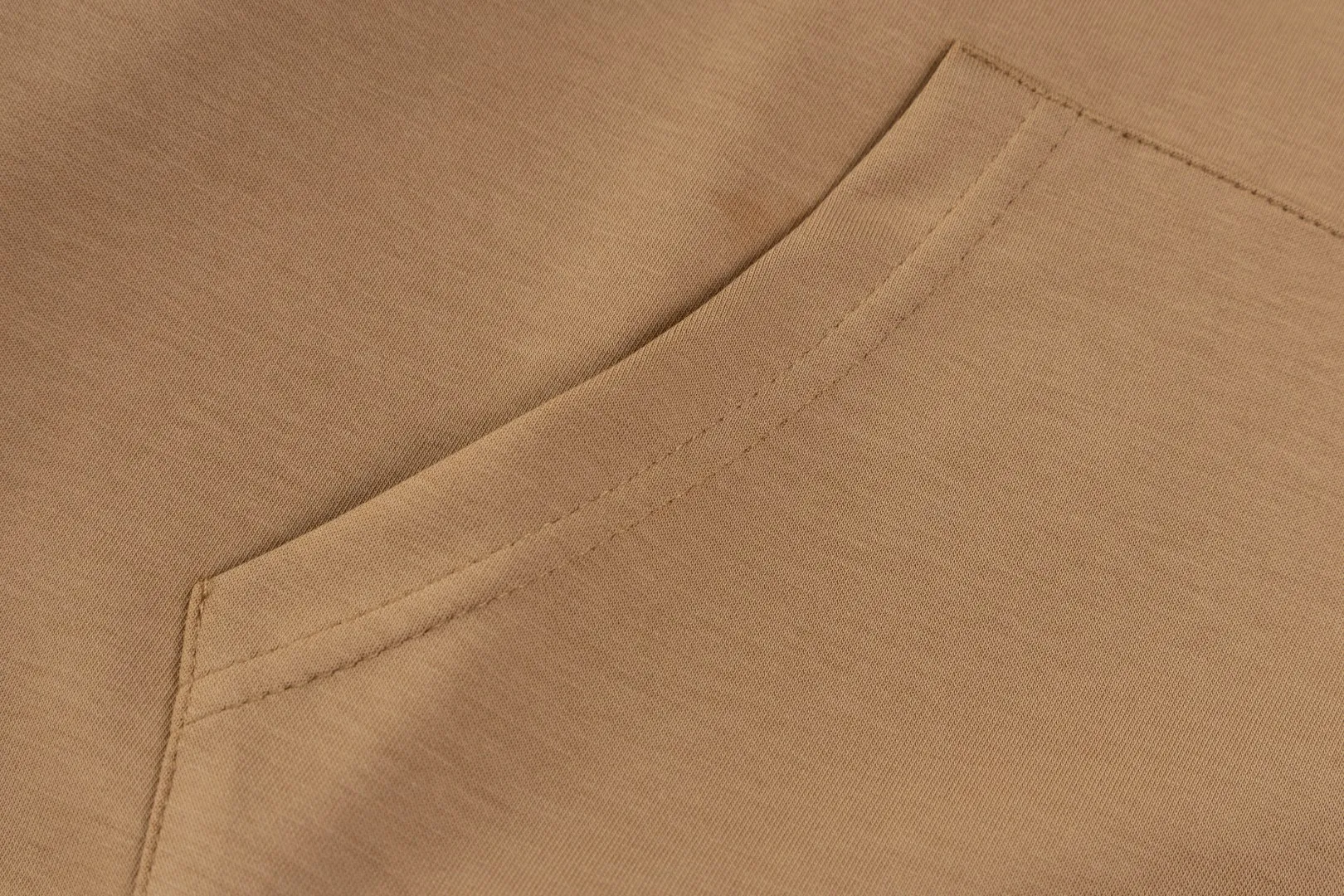 P236 #R95 Ralph Lauren/Ralph Lauren Twelve Color Pony🐎 Embroidered zipper cardigan jacket hooded sweatshirt This hooded sweatshirt is decorated with a simple style that represents Ralph Lauren. It is paired with a pony embroidery pattern, which is three-dimensional and full! The solid color fabric paired with exquisite embroidery instantly sets it off! Hooded sports design, loose and casual fit! The overall texture is very strong! Through the pictures, we can feel the thickness and texture of custom-woven and dyed threads. The workmanship is exquisite. They are shipped from major foreign trade factories. They are all made by masters with many years of experience. Everything is of high standards and requirements! Simple and versatile style ~ super delicate and soft, close to the body without being tied, all fabrics and accessories are original custom-made and of high quality! Perfectly reflects the brand’s sense of superiority! Standard cut, comfortable stretch, unrestricted movement! Highly practical, high-end and classy! Versatile style ~ can be paired with jeans or jogging pants. Ideal for transitioning from your morning commute to weekend events!  Color: Black with red label Black with white label Khaki Navy blue with red label Navy blue with white label White Light gray Dark gray Burgundy Army green Light blue Pink Size: S M L